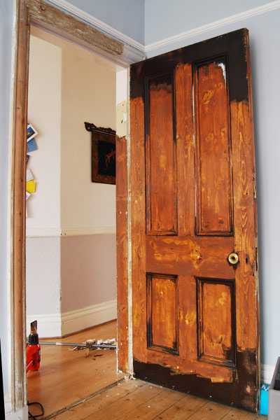 Реставрация старых межкомнатных дверей своими руками: основные способы и этапы работ, фото и видео