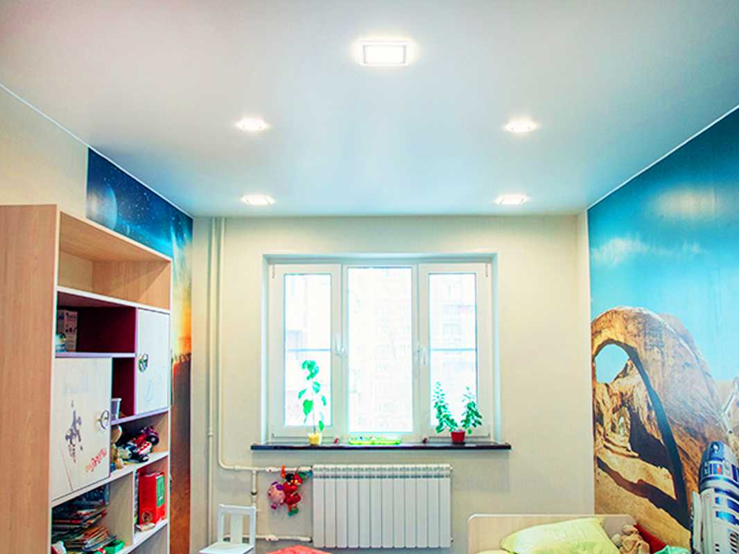 Потолок в кухне-гостиной (49 фото): натяжной потолок в современном стиле в гостиной, совмещенной с кухней, дизайн покрытия из гипсокартона