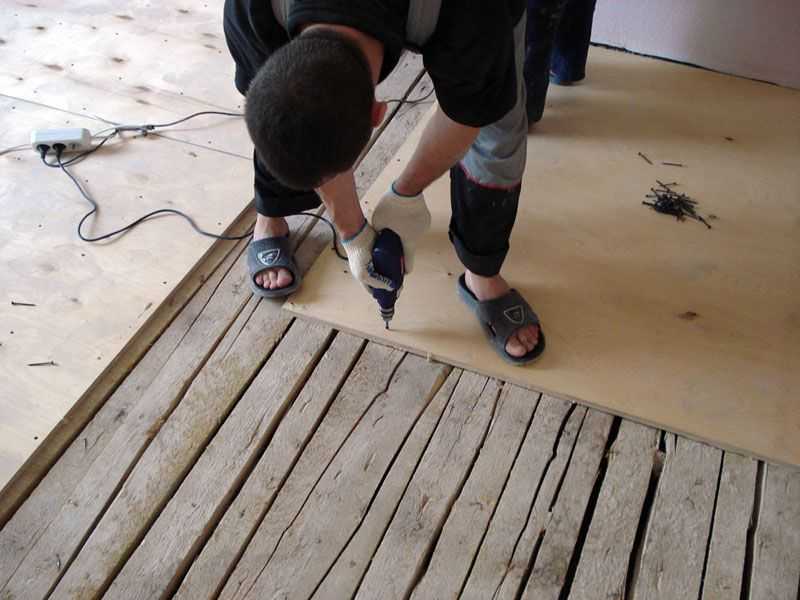 Как класть ламинат на деревянный пол: технология и правила укладки