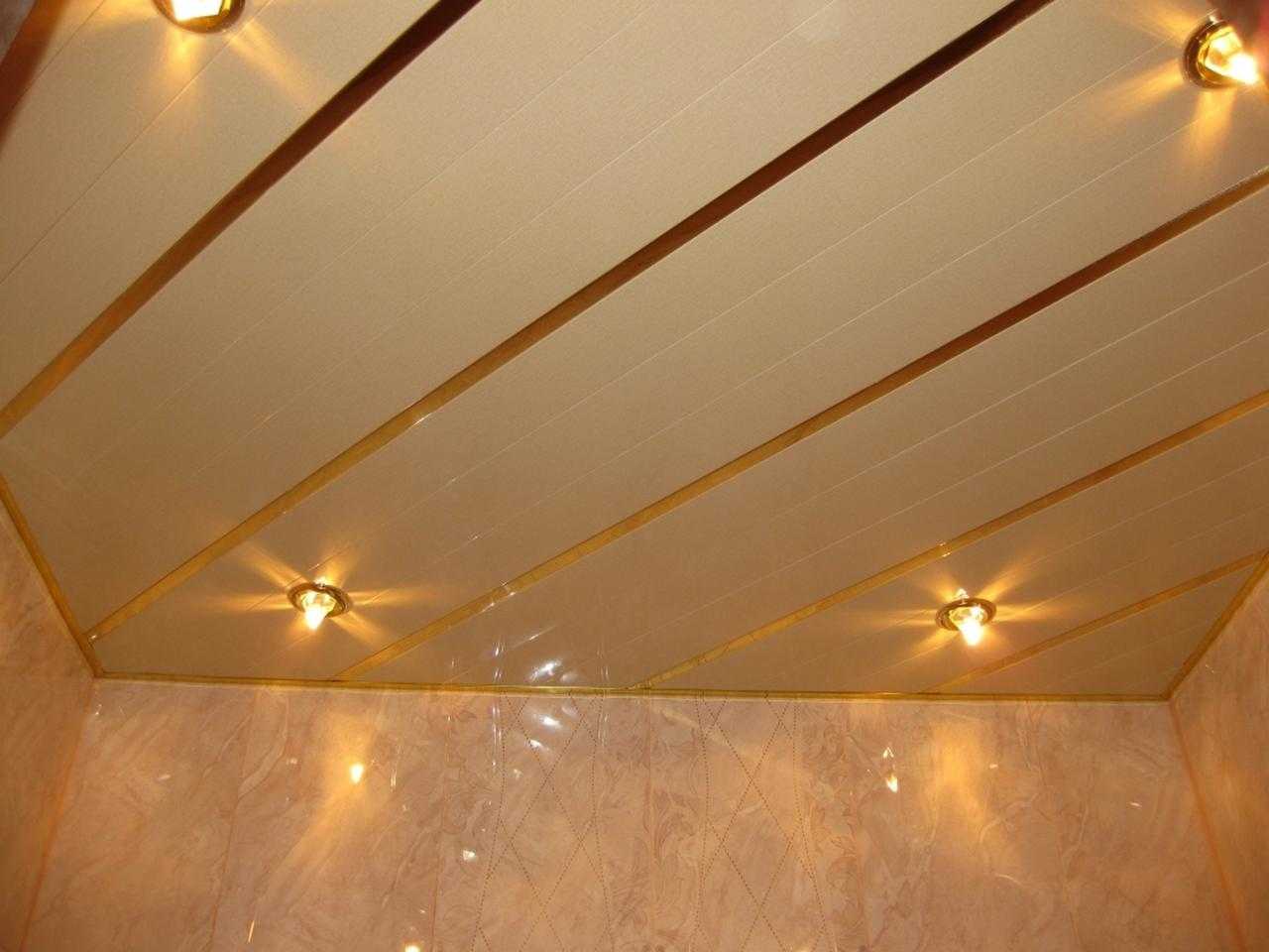 Потолок из пластиковых панелей (58 фото): отделка стен пвх в прихожей, размеры и длина бесшовных вариантов