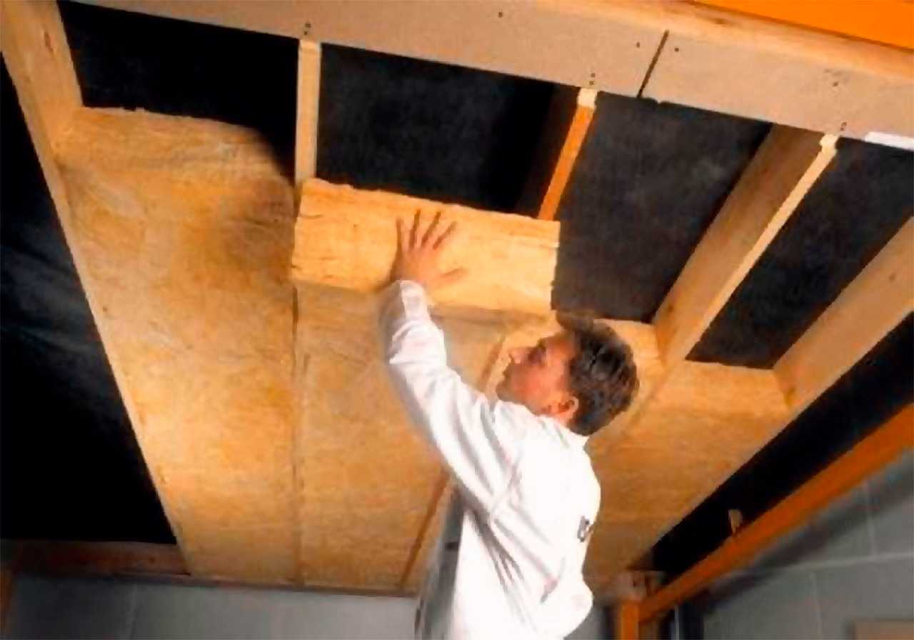 Черновой потолок по деревянным балкам подшивка в частном доме доской и установка