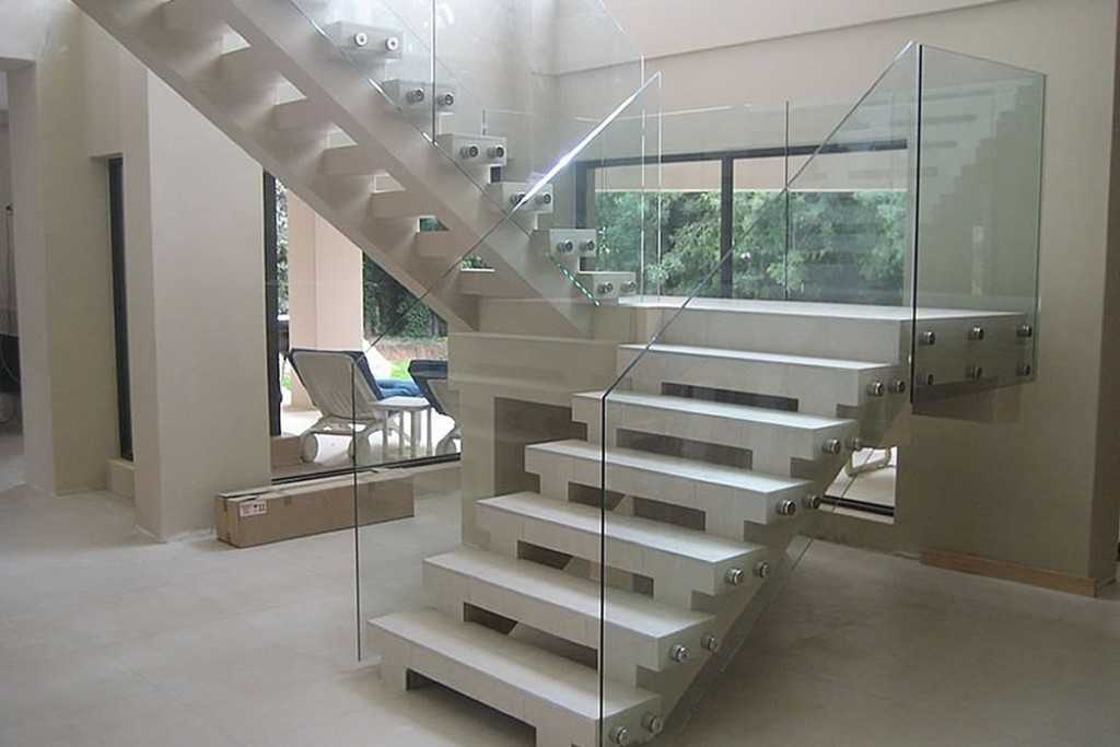 Перила стеклянные: как сделать для лестницы в частном доме стеклянное ограждение