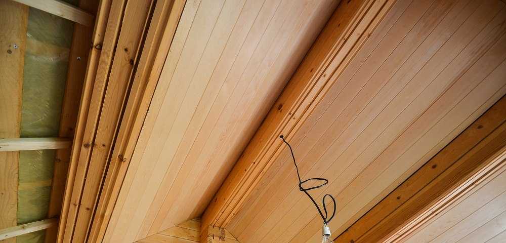 Как подшивать вагонкой потолок, в том числе в деревянном доме, и крышу, какие инструменты понадобятся для процедуры и как правильно ухаживать за материалом?