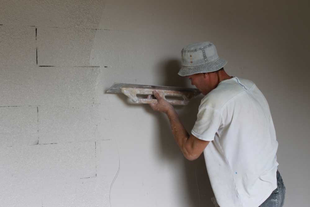 Как оштукатурить стену из пеноблоков своими руками?
