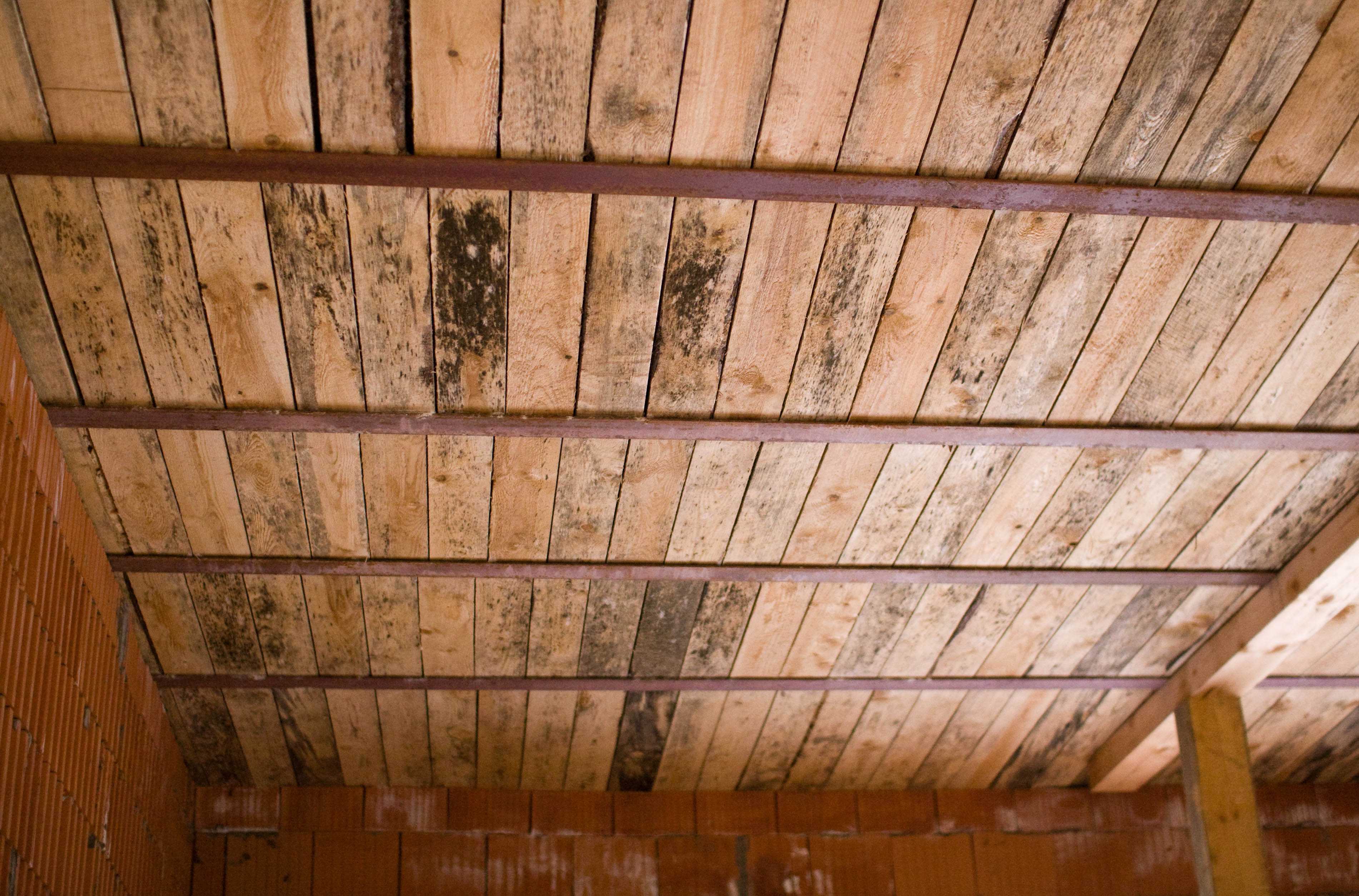 Подшивка чернового потолка в частном доме по деревянным балкам