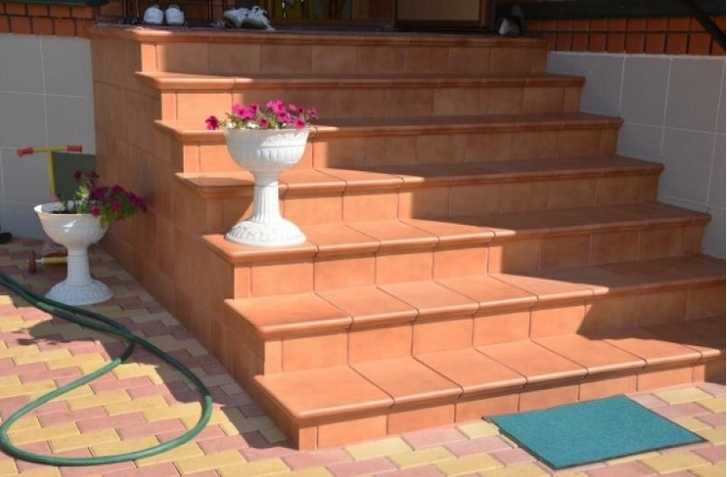 Чем покрыть ступени деревянной лестницы - функциональное назначение и популярные виды покрытий