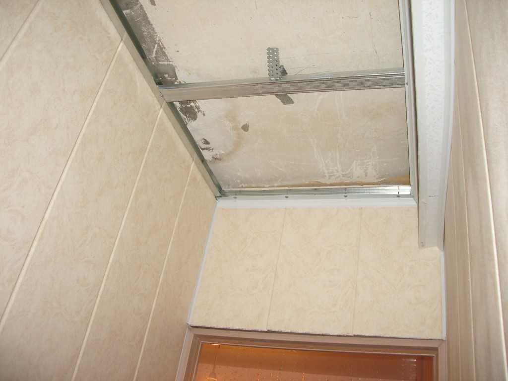 Как сделать потолок в ванной из панелей. Каркас для панелей ПВХ В ванной. Монтаж ПВХ панелей в ванной. Каркас под пластиковые панели в ванной. Монтаж ПВХ панелей на потолок.