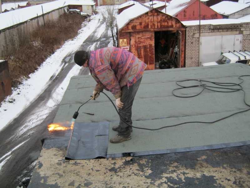 Выполнение ремонта крыши гаража