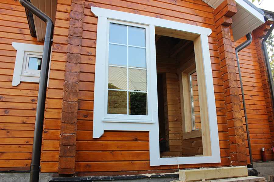 Отделка окон дверей. Окна в деревянном доме. Наличники в деревянном доме. Наличники на окна деревянные. Наличники на окна внутренние.