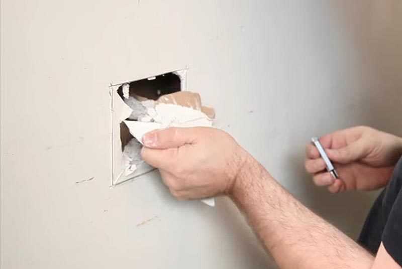 Как заделать дыру в потолке, чем замазать щель между потолочиной и стеной, заделка отверстий и дырок своими руками: фото инструкция и видео-уроки
