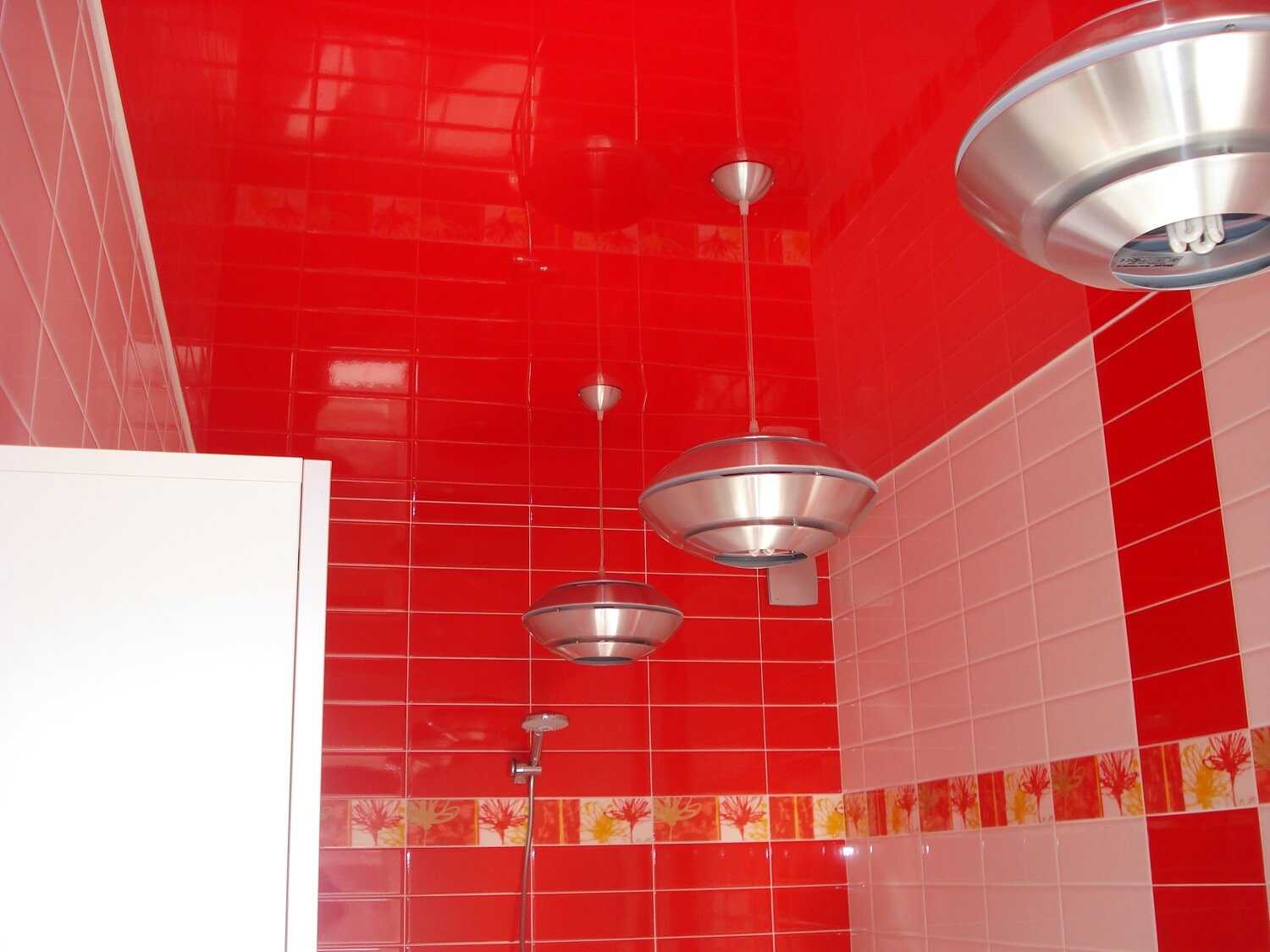 Натяжной потолок в ванной комнате, фото готовых дизайнерских решений — разбираем досконально