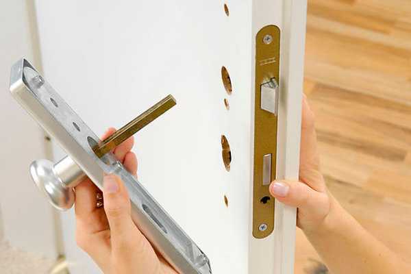 Советы из жизни плотника: как починить дверную ручку с замком и без него