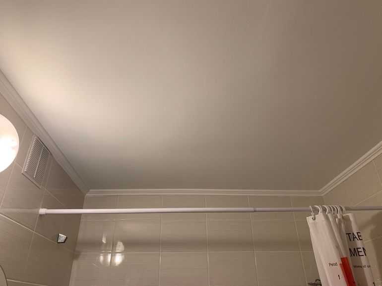 Какой потолок для ванной комнаты лучше выбрать - выборпрост.ру