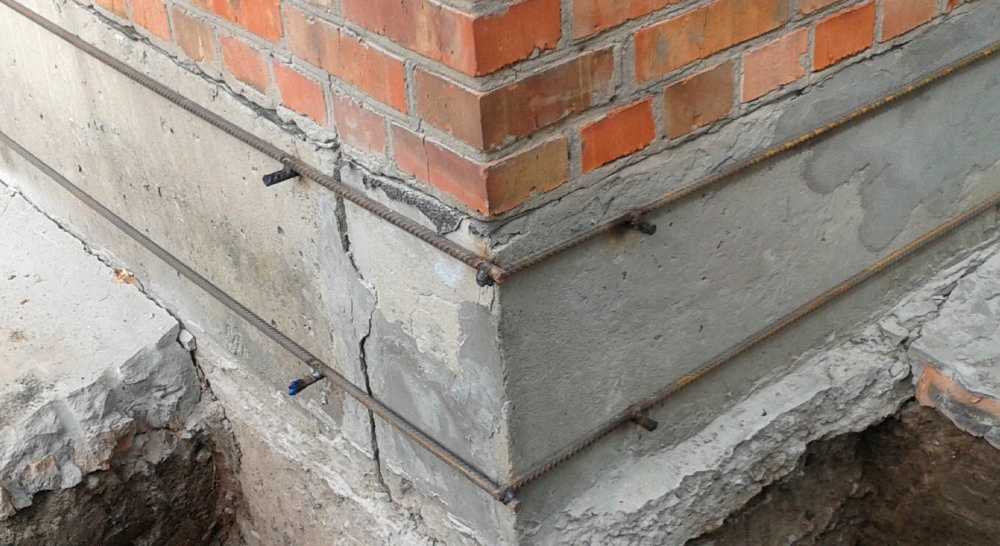 Как укрепить фундамент, если пошла трещина на стене