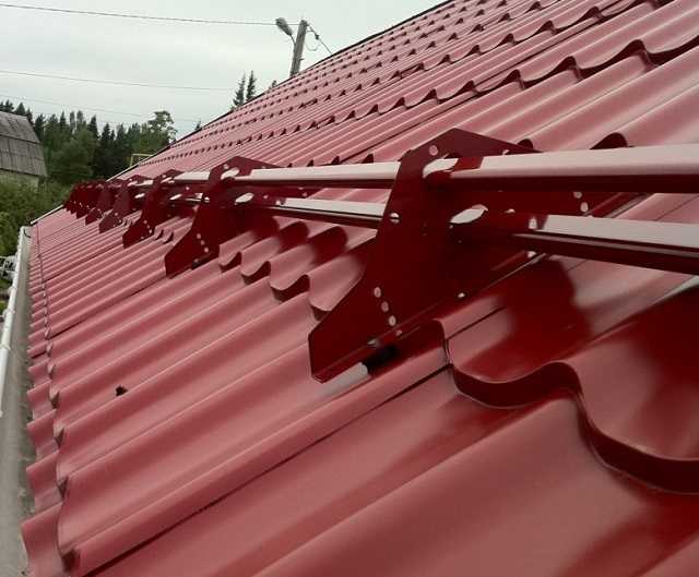 Особенности установки снегозадержателей на крышу