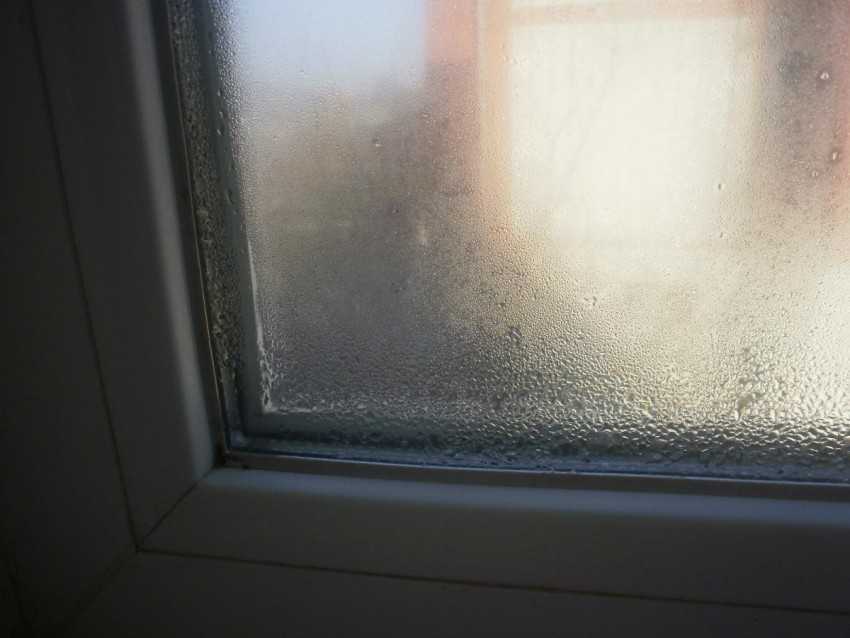 Почему потеют пластиковые окна изнутри в квартире и как это исправить?