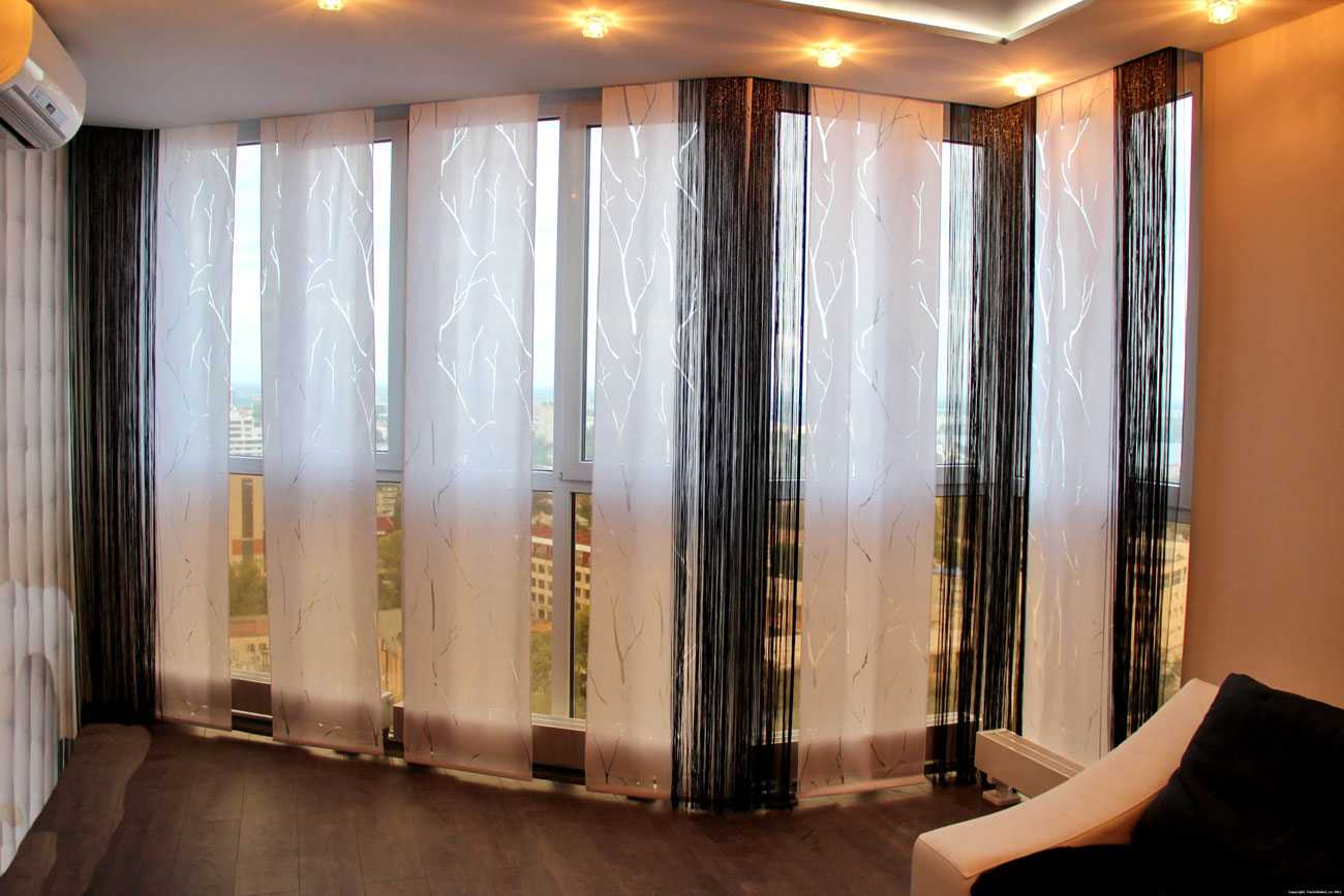 Оформление окна рулонными шторами и тюлем (48 фото): варианты сочетания в интерьере, как совместить с нитяными занавесками