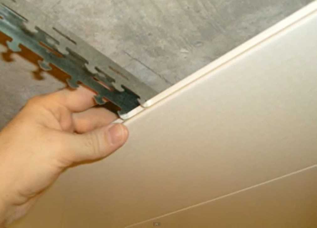 Как разобрать реечный потолок