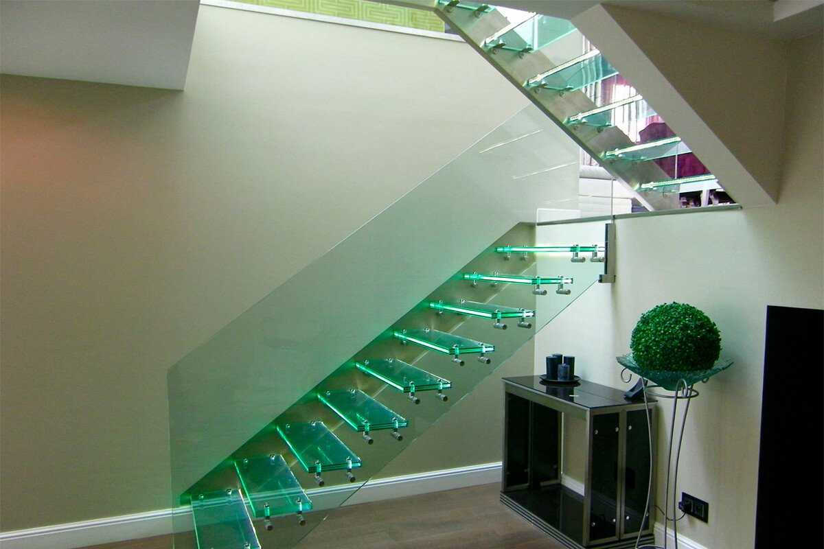 Стеклянные лестницы (46 фото): лестничные ограждения из стекла в интерьере, особенности изготовления перегородок и ступеней