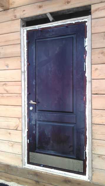 Установка металлических дверей в деревянном доме, как произвести монтаж своими руками