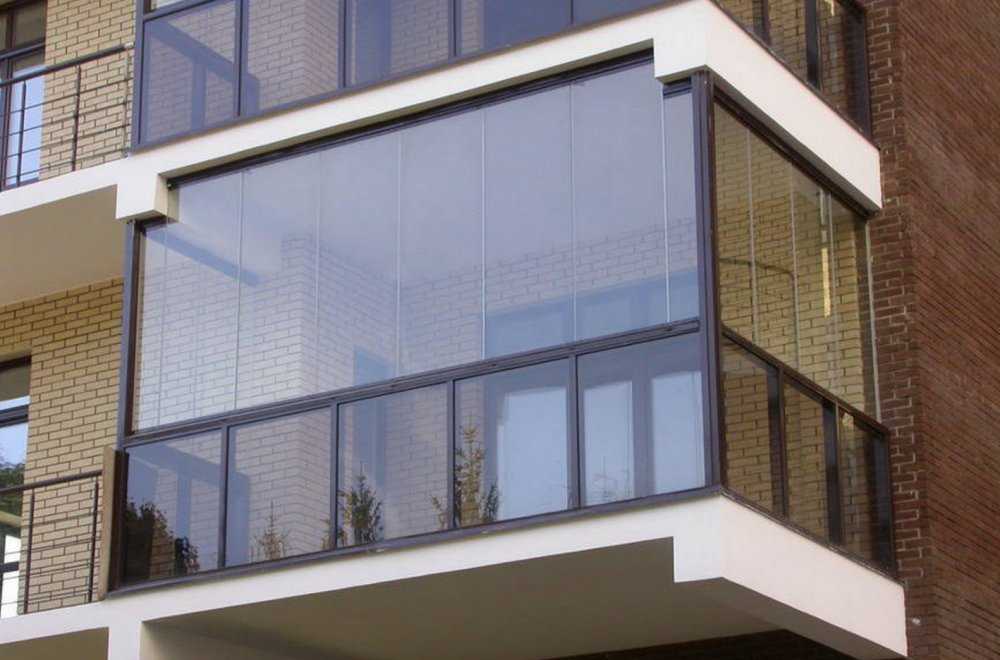 Безрамное остекление балконов (32 фото): плюсы и минусы остекления балконов без рам. особенности технологии