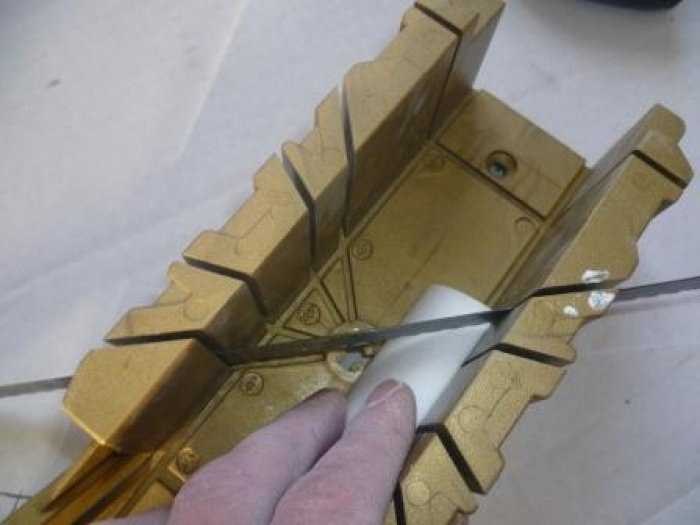 Стусло для плинтусов: как пользоваться? как резать потолочный плинтус в углах? как вырезать внутренний угол с его помощью?