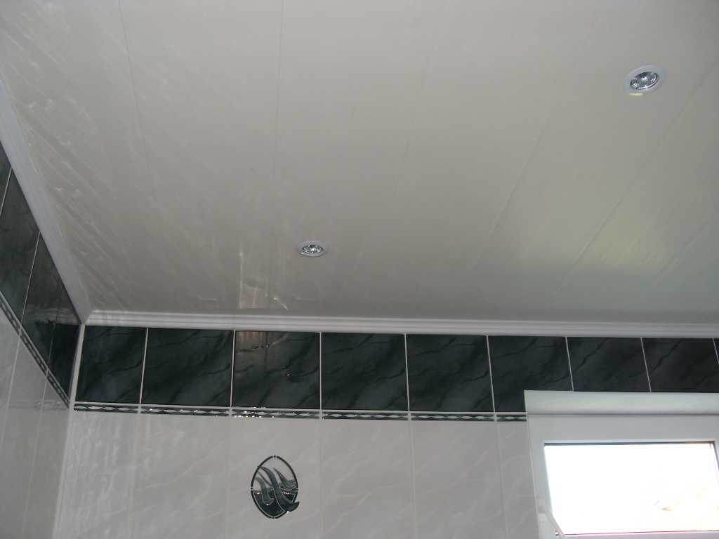 Делаем потолок из пластиковых панелей в ванной – пример с фото