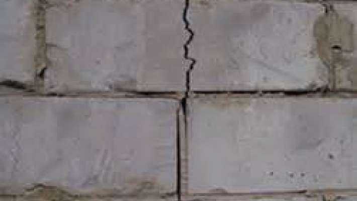 Правильный принцип устранения трещин в кирпичной стене