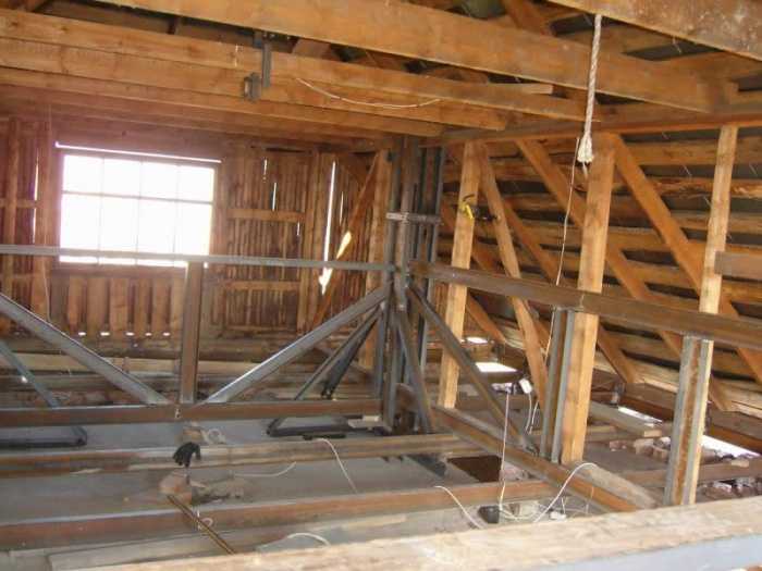 Как поднять потолок в старом деревянном доме? варианты решения проблемы