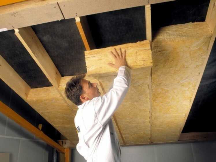 Утепление потолка в деревянном доме: как утеплить минватой, какой утеплитель лучше, утепляем керамзитом