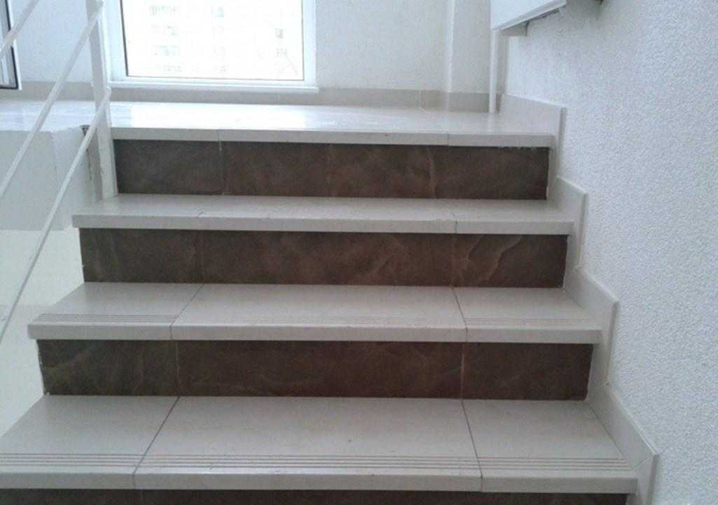 Выбор керамогранита для ступеней лестницы в доме Инструкция по укладке керамогранитных плиток (монолитных наборных) с капиносом и без на бетонные ступени