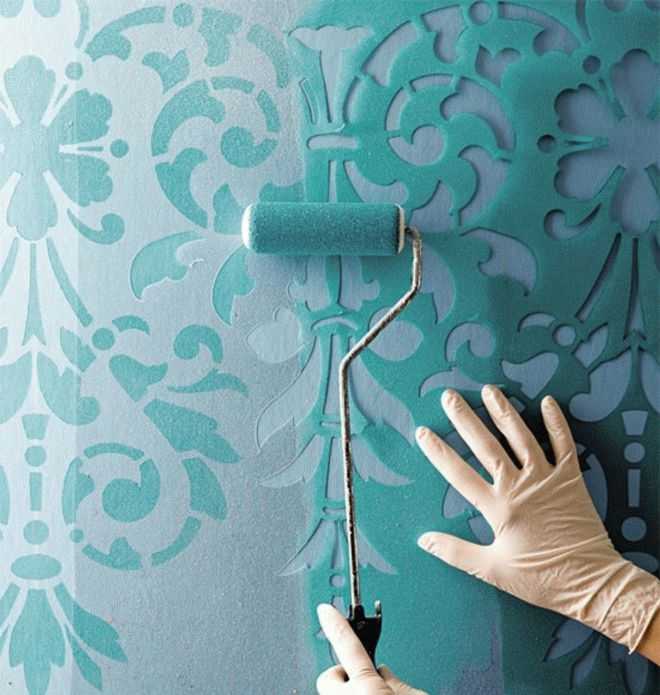 Особенности ремонта: как клеить на потолок обои под покраску