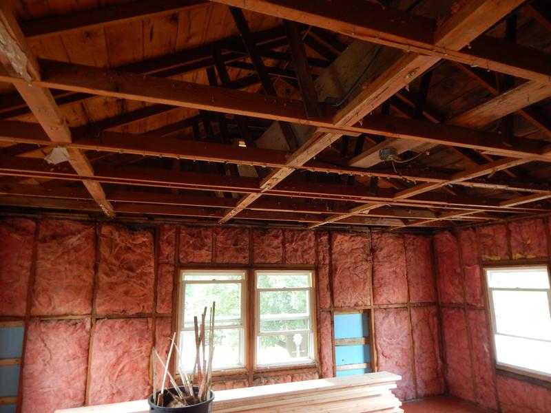 Как поднять потолок в деревянном доме: демонтаж подшитого потолка, опускание балок пола и другие способы