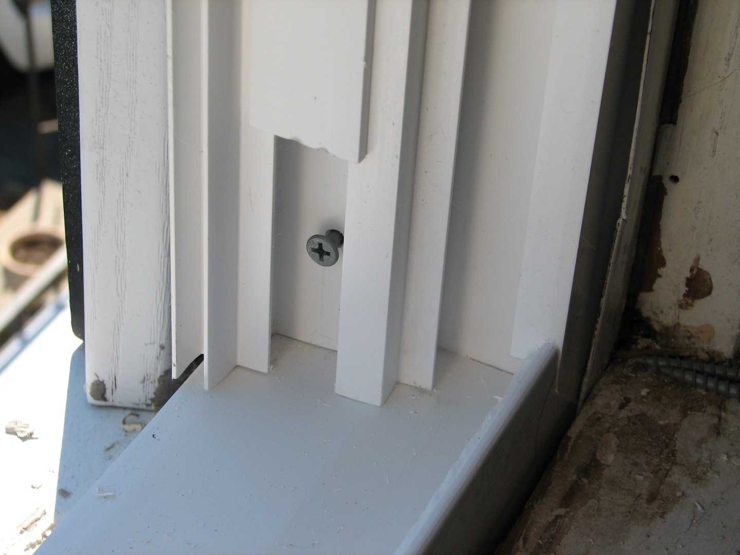 Пластиковая дверь не открывается что делать. Провисла балконная пластиковая дверь. Просела пластиковая дверь на балкон. Пластиковая балконная дверь с коробкой. Провисла дверь пластиковая на балкон.