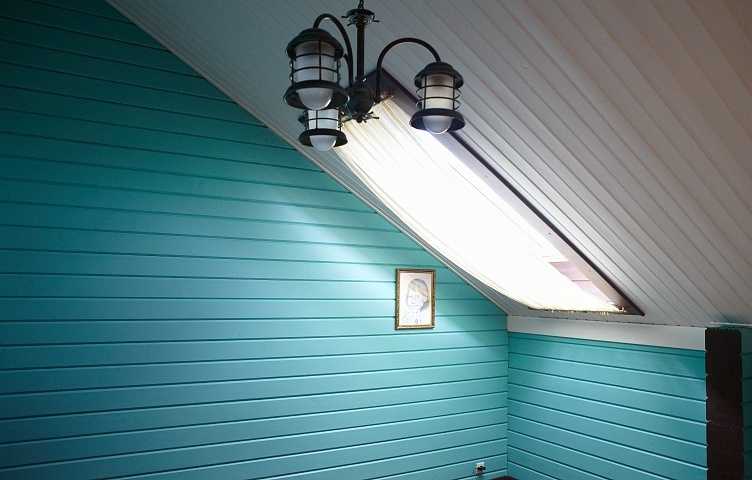 Выбор краски для деревянного потолка