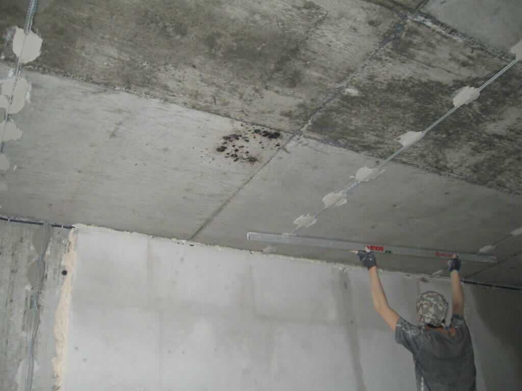 Как выровнять потолок: своими руками, шпаклевкой, из гипсокартона под покраску, из плит которые лежат одна выше а другая ниже