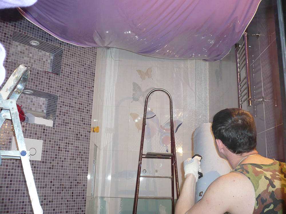 Натяжные потолки в ванной: плюсы и минусы, цвета и дизайн