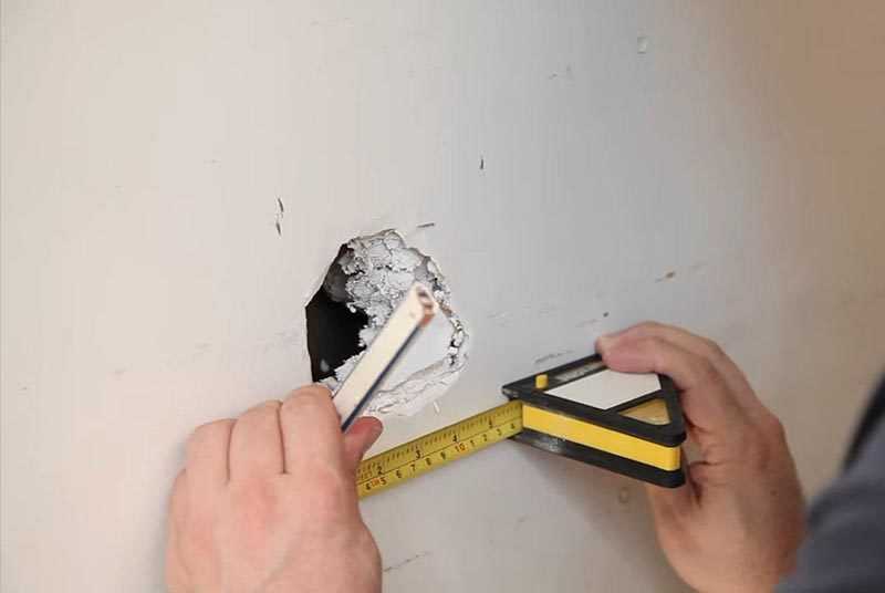 Как заделать дыру в потолке – варианты ремонта потолка
