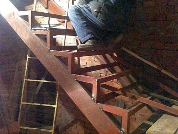 Домашнему мастеру не имеющему опыта монтажа лестниц можно рекомендовать в качестве оптимального для реализации варианта лестницы в подвал - маршевую конструкцию комбинированного типа