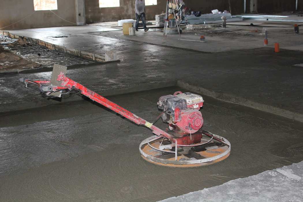 Затирка бетона вертолетом. Затирочная машина по бетону i96 cc. Инструмент для бетонирования пола 60 м2. Шлифование бетонных полов DG 150. Машинка для заглаживания бетонных поверхностей.