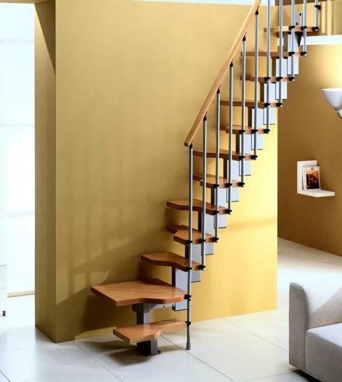 Компактная лестница на второй этаж (32 фото): маленькая конструкция для узких проемов в 2-х этажном частном доме, мини приступки в коридоре