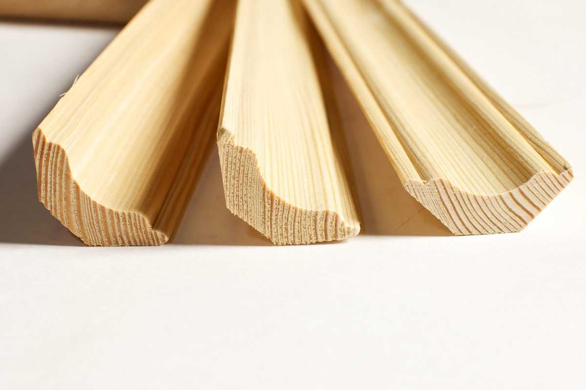 Размеры и стоимость потолочных деревянных плинтусов