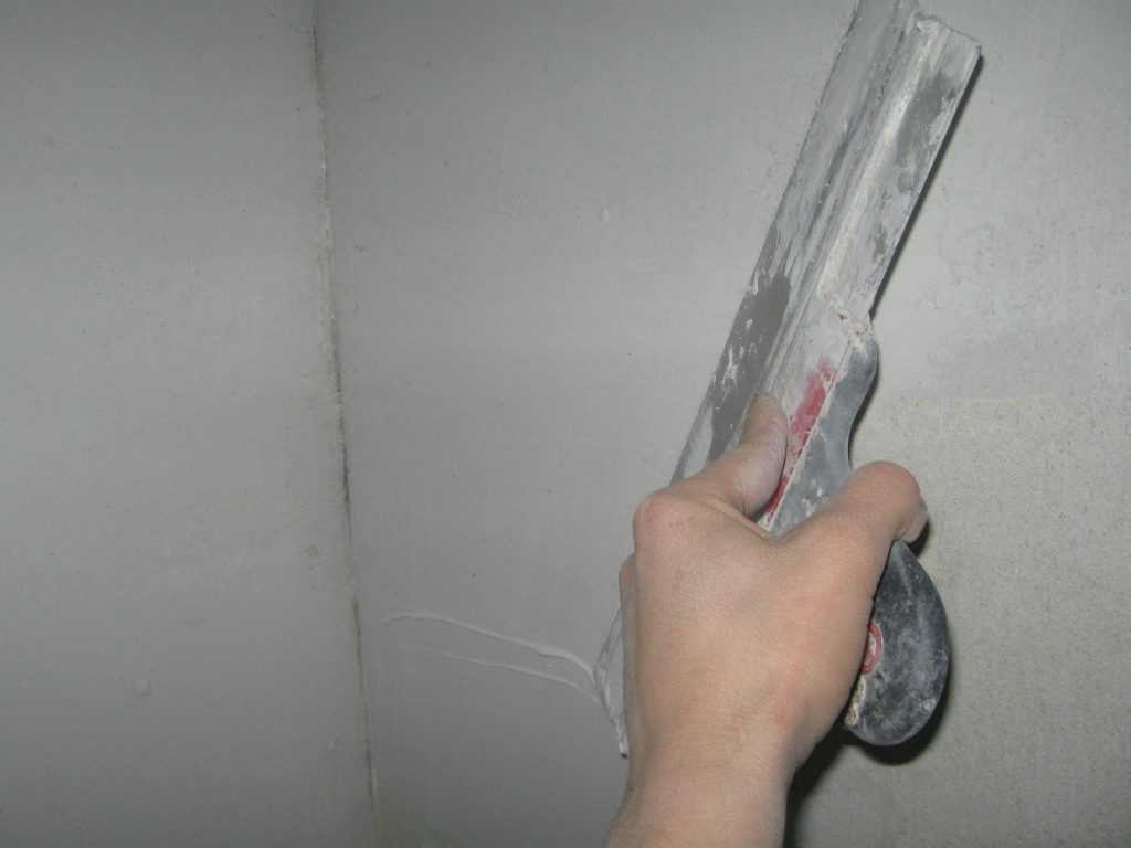 Какую шпаклевку выбрать для стен под обои гипсовую или полимерную