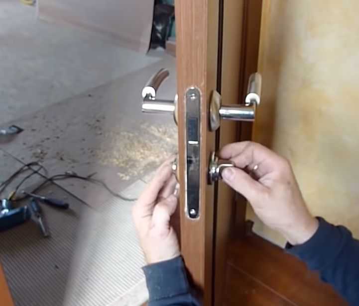 Как врезать замок в металлическую дверь самостоятельно