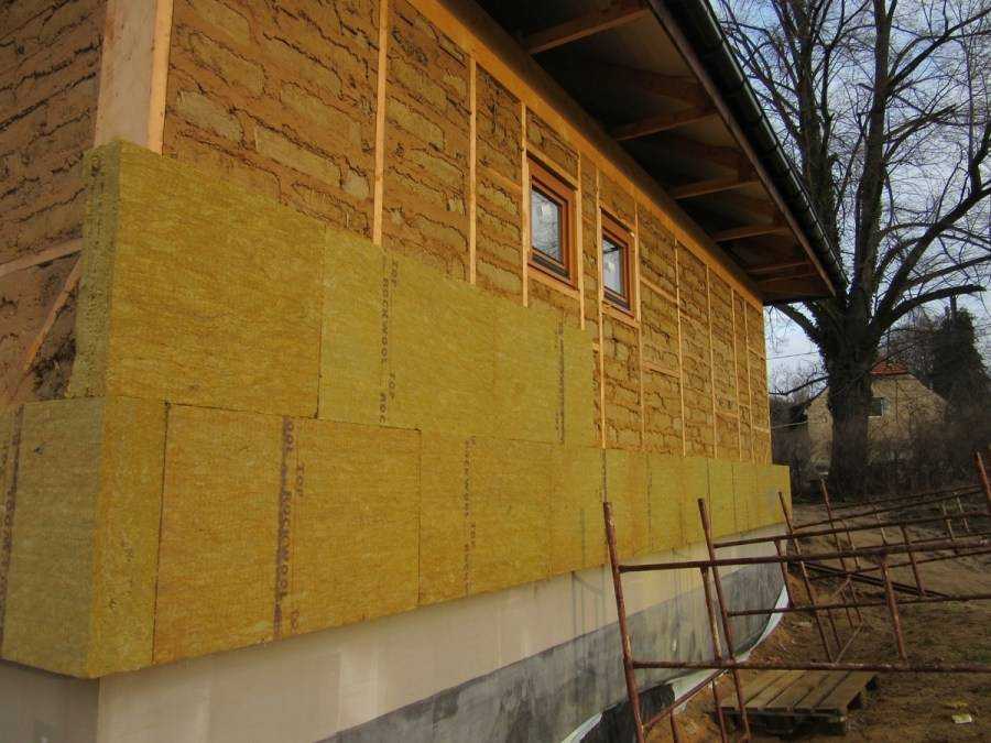 Чтобы утеплить стены деревянного дома с внутренней стороны необходимо выбрать лучший вид утеплителя и правильно выполнить все необходимые слои конструкции