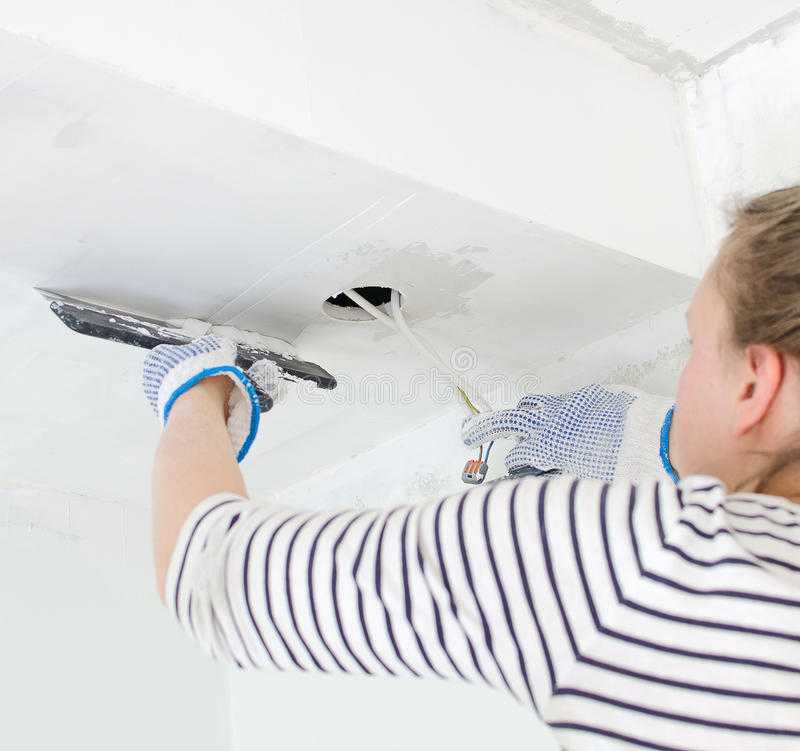 Как убрать дырку в натяжном потолке своими руками?