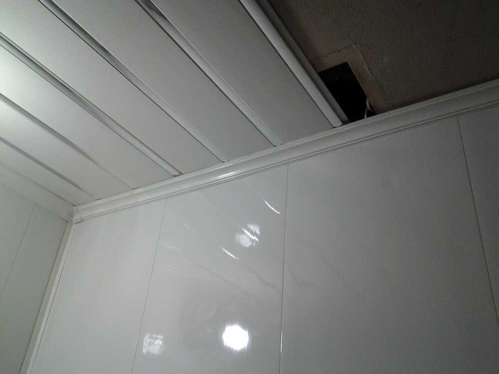 Потолок в ванной из пластиковых панелей и демонтаж подвесного в туалете своими руками