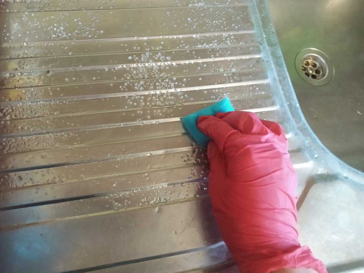 Мытье потолков: как помыть реечный водой с содой и пластиковые панели на кухне