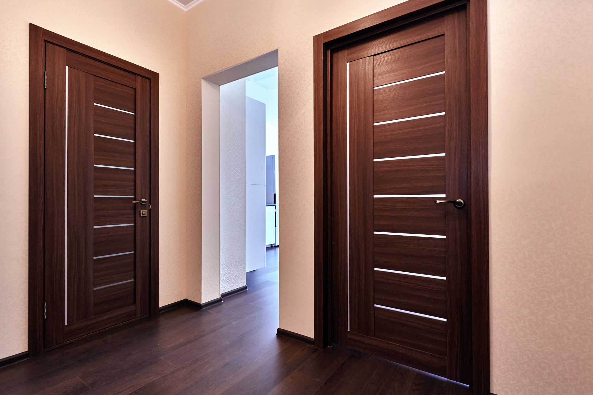 Коричневые межкомнатные двери в интерьере квартиры фото