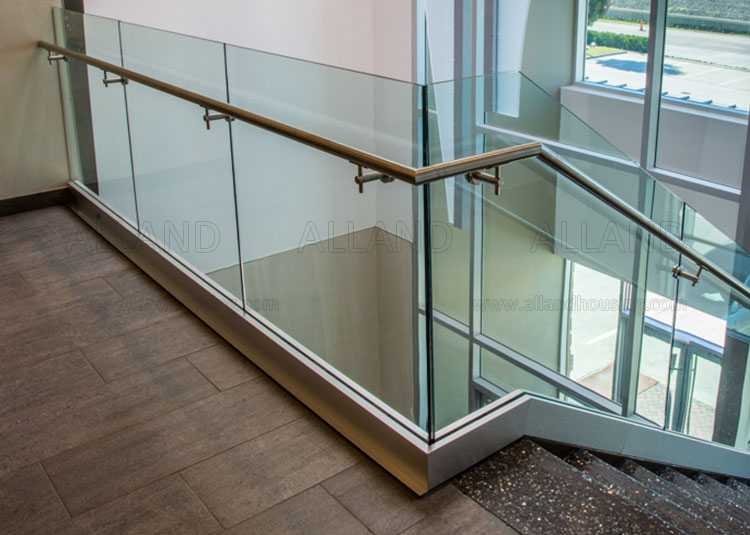 Ограждения лестниц из стекла: виды дизайна и способы крепления